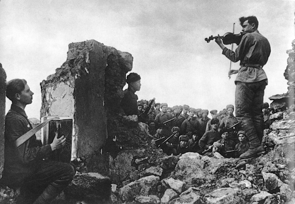 soldados-sovieticos-en-las-ruinas-de-novoshahtinsk-union-sovietica-1942