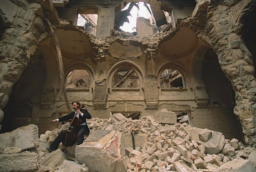 vedran-smailovic-playing-in-the-partially-destroyed-national-library-in-sarajevo-in-1992